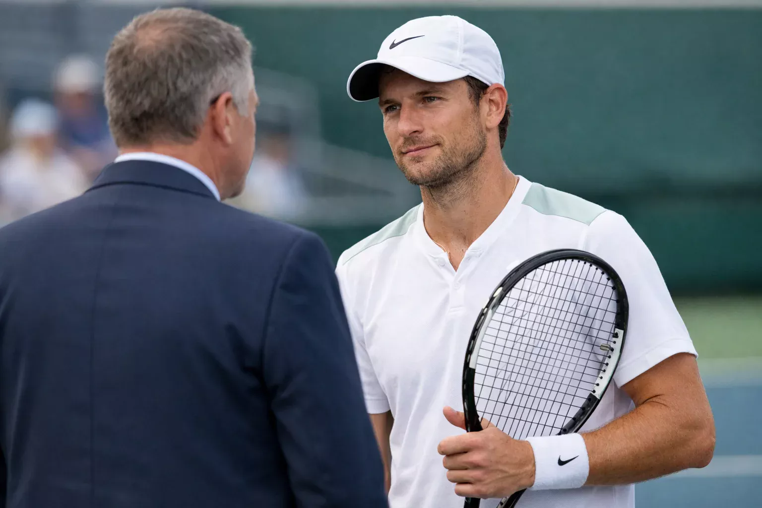 Tennista che parla con l'arbitro a bordo campo