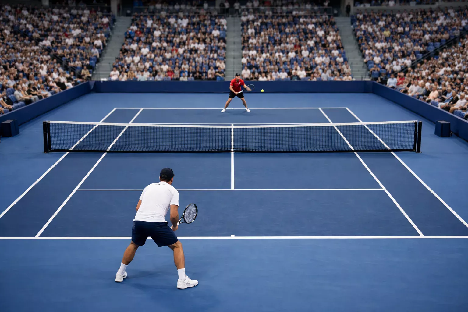 Stadio da tennis con partita in corso e pubblico