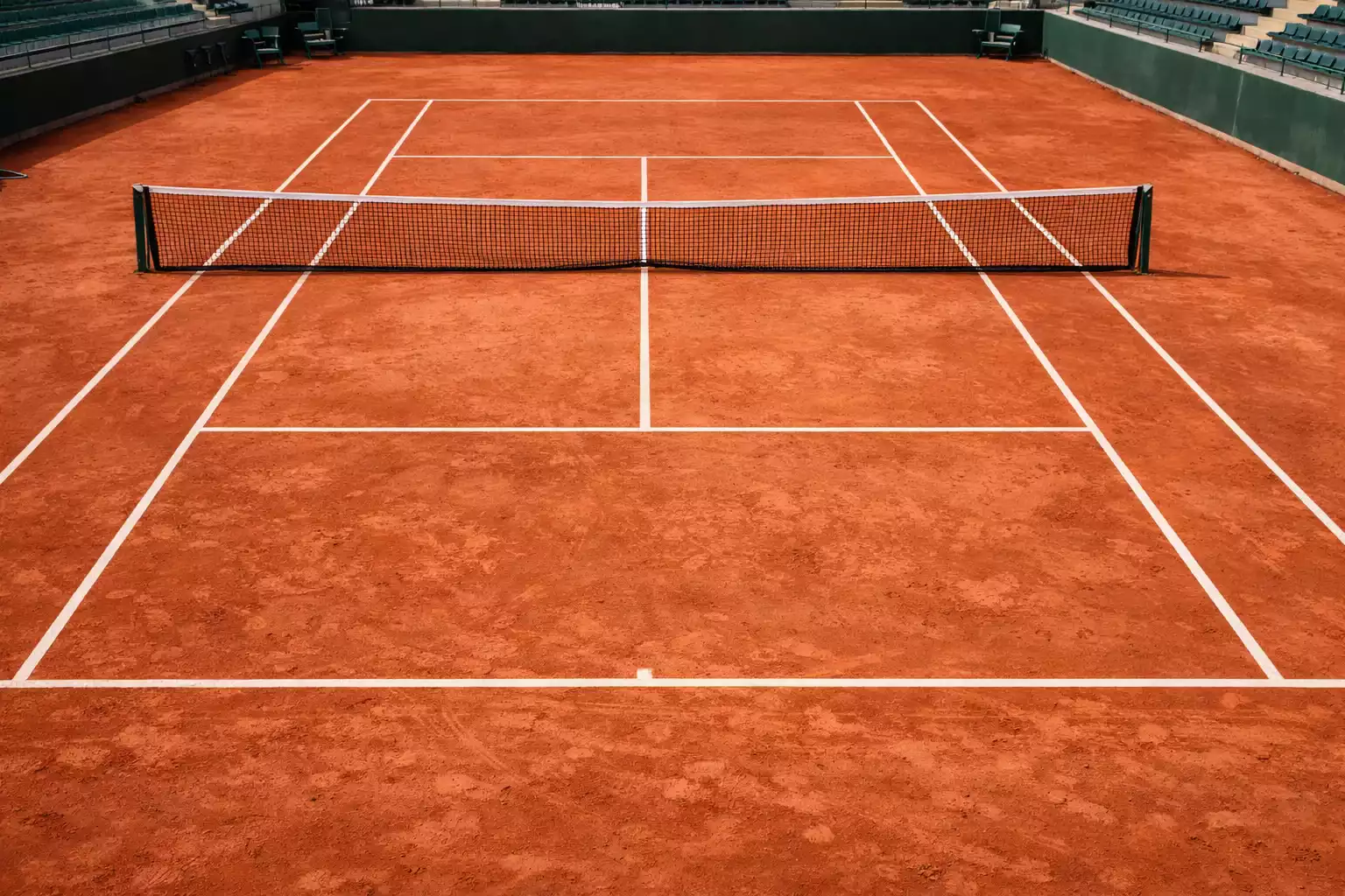 Campo da tennis in terra battuta con linee visibili
